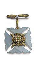antikes Malteserkreuz,
blauer Calcedon
mit Orientperlen 
und Smaragd,
England um 1820