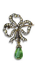 antike Schleifenbrosche
mit Orientperlen, Diamanten
und Smaragdtropfen, ca. 6 Kt.