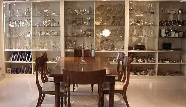 Sibley Antiques Landshut, Verkaufsraum mit Silber-Vitrinen