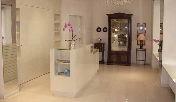 Sibley Antiques Landshut, Verkaufsraum mit Schmucktheke